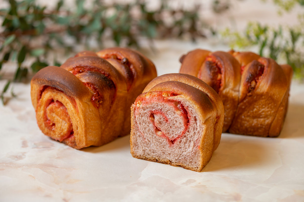 横浜ベイシェラトン「ドーレ」に苺のマーブル食パン初登場！新作パン全3種類