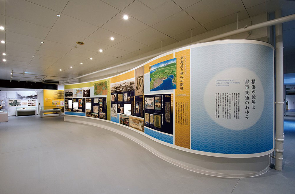 横浜市電保存館で横浜市営交通100周年記念「写真展」開催！花電車も展示