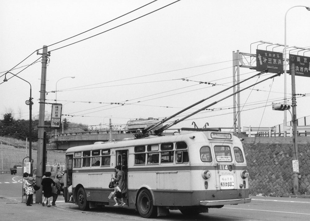 1959年トロリーバス開業、撮影は1971年横浜新道バス停