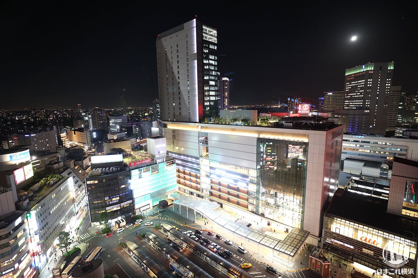 ラグジュアリーフロア「デラックスルーム」から見た横浜駅の夜景