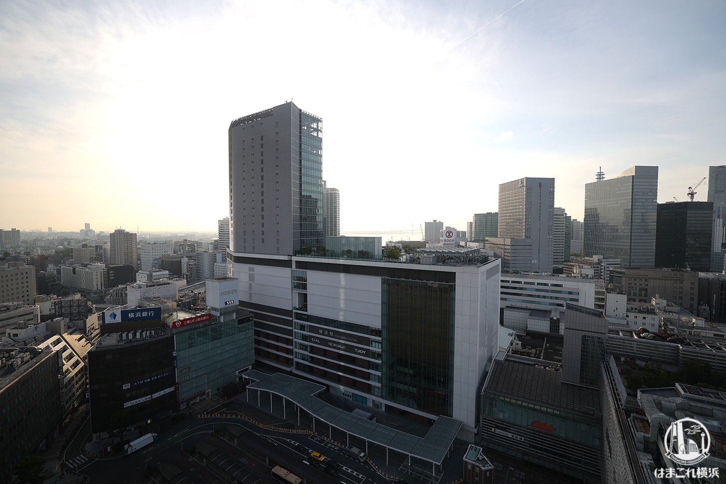 ラグジュアリーフロア「デラックスルーム」から見た夜明けの横浜駅