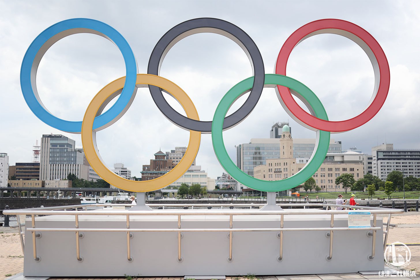 オリンピックシンボルモニュメントと横浜三塔
