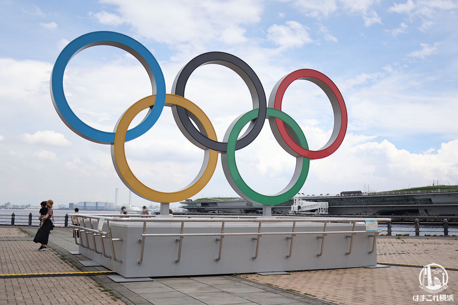 オリンピックシンボルモニュメントと大さん橋