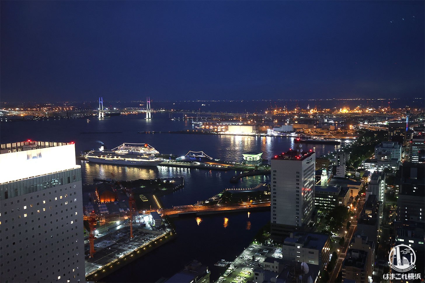 横浜北仲ノット無料展望台から見た横浜ベイブリッジの夜景