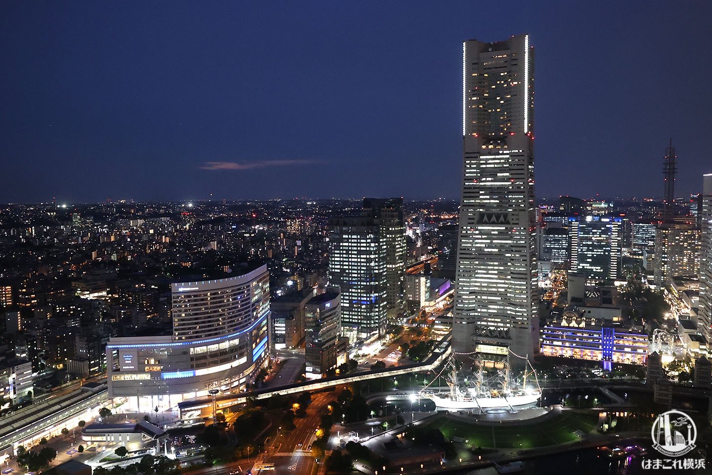 横浜北仲ノット無料展望台から見た夜景 横浜ランドマークタワーや横浜駅側
