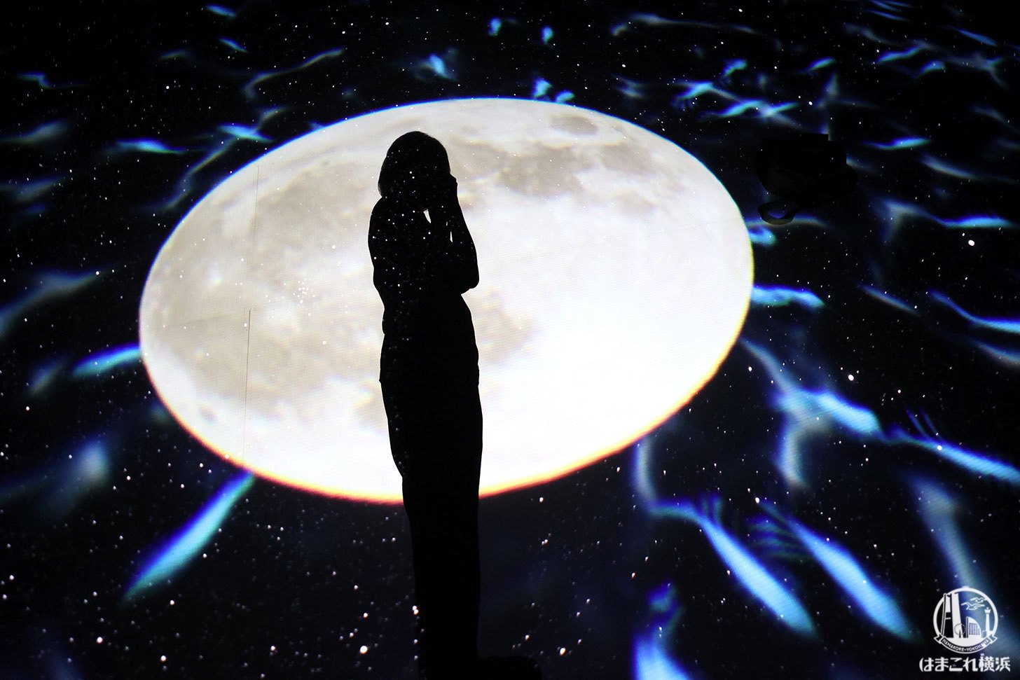 赤レンガ・アートプラネタリウム「星と歩く」足元に浮かぶ月
